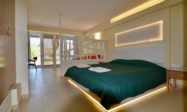 Room, Queen Bed, Pool View, Paloma Blanca Hotel 5/8