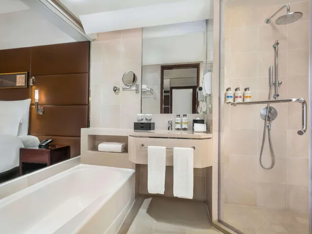 غرفة تنفيذية بسرير كينج بإطلالة مع دخول الصالة، Pullman Guangzhou Baiyun Airport Hotel 5/8