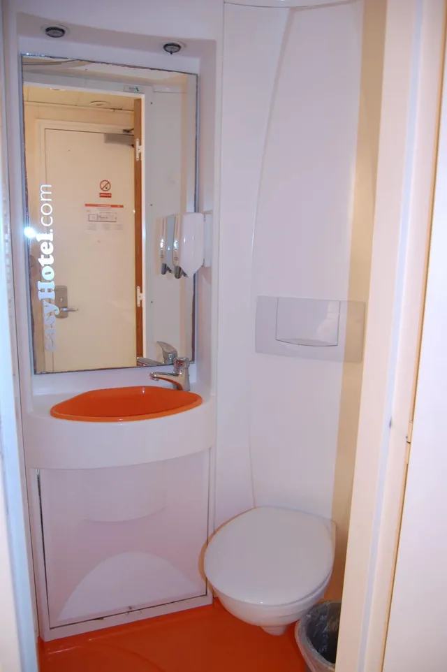 Room, Double Bed, No Window, Easyhotel South Kensington 3/3