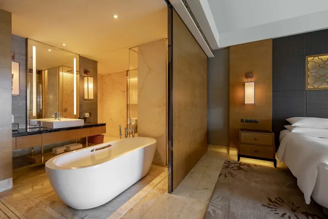 غرفة بسريرين مزدوجين بإطلالة على الحديقة بشرفة، Haikou Marriott Hotel 4/4