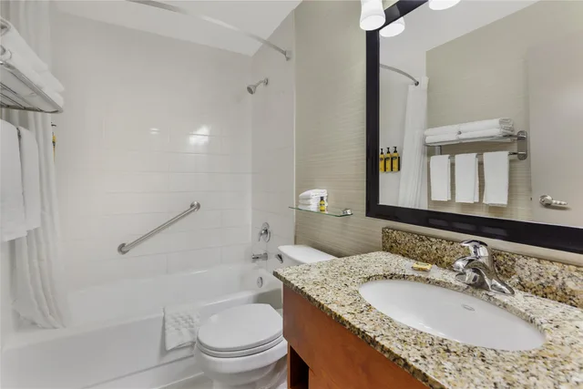جناح بسرير كوين مع أريكة بمطبخ صغير، Best Western Plus Rose City Suites 8/10