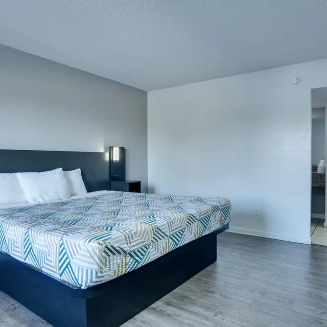 1 King Bed - Non-Smoking, Micfridge، Motel6 Selma, CA 1/9