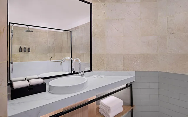 Deluxe, Double Bed, Lake View, Sheraton Jakarta Soekarno Hatta Airport 3/4