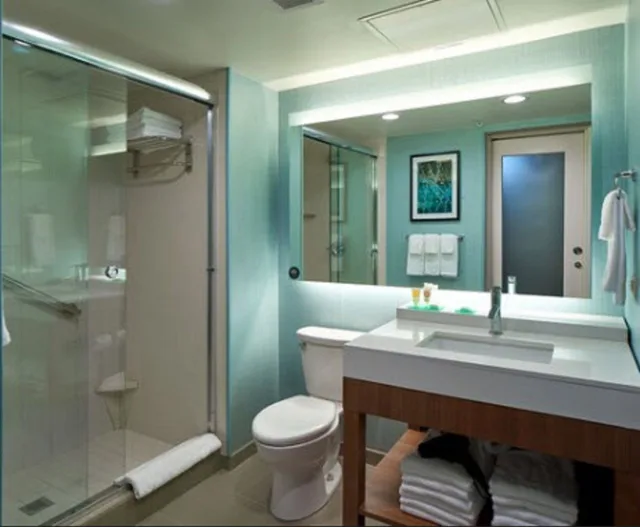 غرفة بسرير كينج بإطلالة جزئية على البحر مع أريكة، Hyatt Place Ocean City Oceanfront 4/6