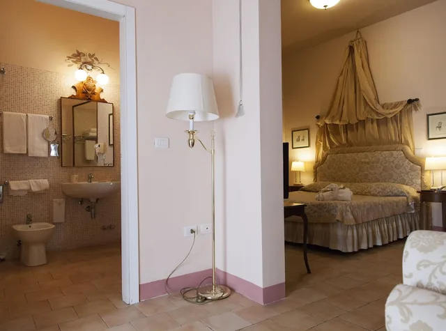 جناح جونيور بسرير كوين، Palazzo Guiderocchi 2/2