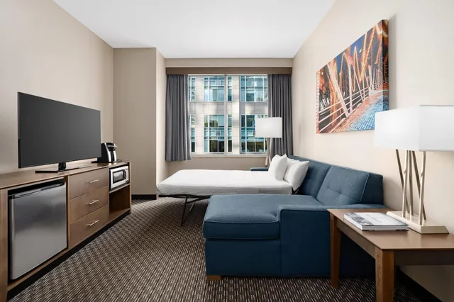غرفة ديلوكس بسرير كينج، La Quinta Inn Suites By Wyndham Chicago Downtown 9/10