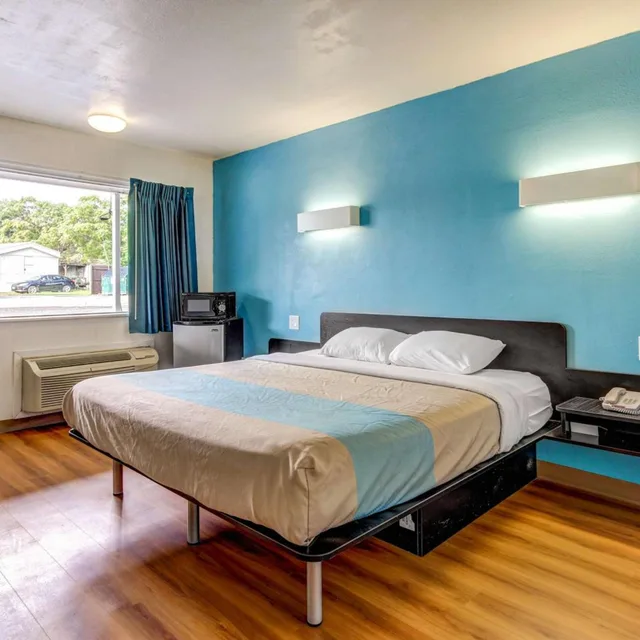 غرفة بسرير كينج لذوي الإعاقة، Motel6 Waco, TX - Lacy Lakeview 3/8