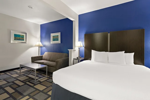 جناح بسرير كينج مع أريكة بحوض جاكوزي، Best Western Galleria Inn & Suites Houston 1/6