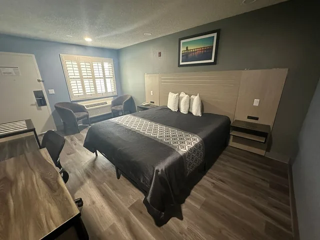 غرفة قياسية بسرير كينج، Orange Tustin Inn 5/10