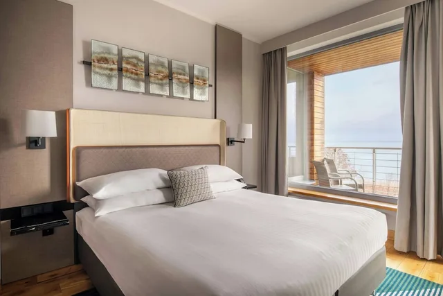 غرفة سوبيريور بسرير كينج بإطلالة على البحر بشرفة، Sopot Marriott Resort and Spa 3/9