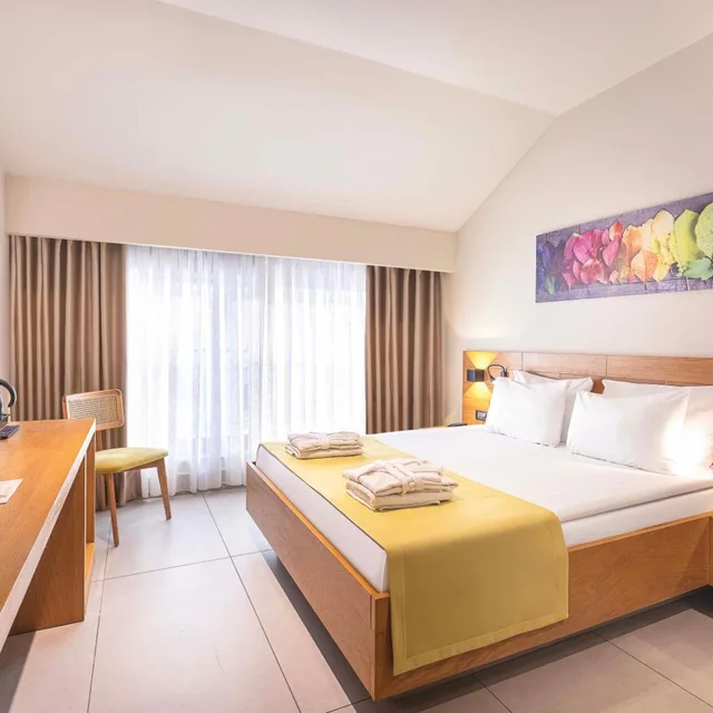 Deluxe, Double Bed, Lateral Side Sea View، Lei Hotel 4/8