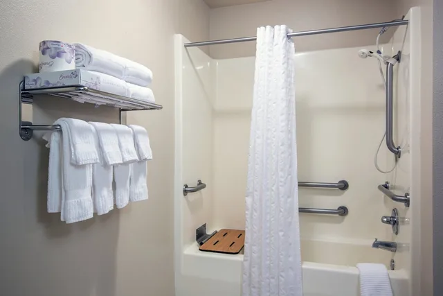 جناح بسرير كوين بغرفة نوم واحدة لذوي الإعاقة، Candlewoods Suites Lacey 3/4