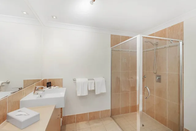 غرفة بسرير كينج وسريرين منفصلين بغرفتي نوم، Mantra Aqueous Port Douglas 5/7