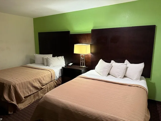 Standard, 2 Queen Beds, Hollister Inn 2/4
