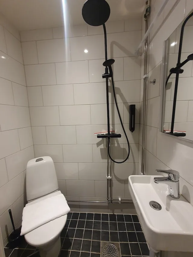 غرفة أساسية بسرير كينج، Birka Hostel 4/4