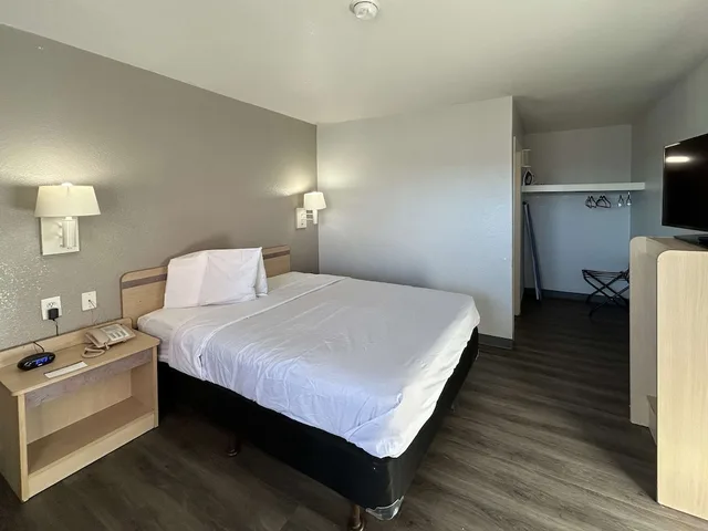غرفة قياسية بسرير مزدوج، Studio6 Lubbock, TX 3/4