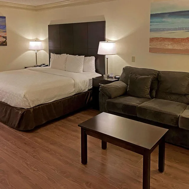 غرفة بسرير كينج مع أريكة، Clarion Hotel & Conference Center Toms River 1/6