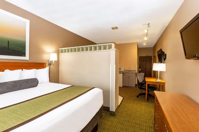 جناح ديلوكس بسرير كينج، Days Inn & Suites by Wyndham Madison 2/10
