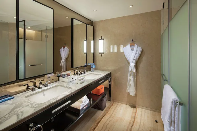 Deluxe, Executive, King Bed, River View, Hilton Fuzhou 9/10