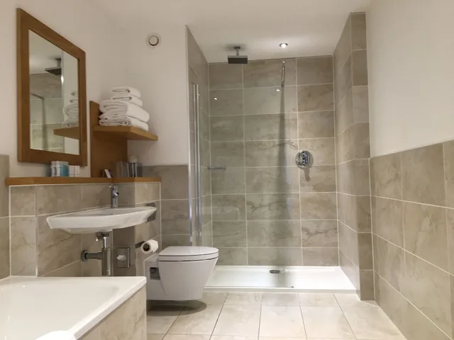 غرفة ديلوكس عائلية بسرير مزدوج وسرير بطابقين وسرير بطابقين، Kingsmills Hotel 4/6