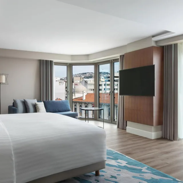 غرفة تنفيذية ركنية بسرير كينج بإطلالة على المدينة مع دخول الصالة، Izmir Marriott 4/6