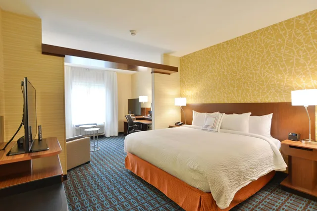 جناح بسرير كينج مع أريكة لذوي الإعاقة، Fairfield Inn Suites Eau Claire Chippewa Falls 1/3