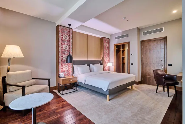 جناح ملكي بانورامي بسرير كينج بإطلالة على الجبل، Radisson Blu Hotel Yerevan 1/4