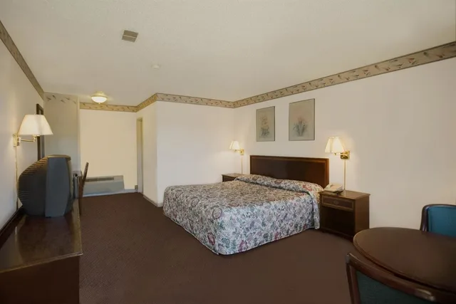 غرفة بسرير كينج، Americas Best Value Inn Albany East Greenbush 1/1