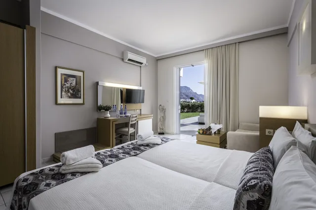 Room, Twin Beds, Sofa, Pool Access, Ground Floor، Sovereign Beach Hotel 2/3