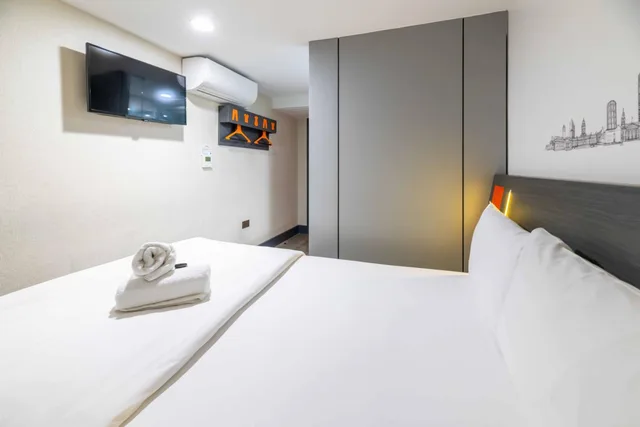 Standard, Double Bed, No Window، easyHotel Leeds City Centre 2/10