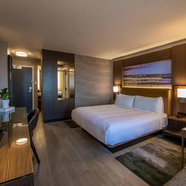 غرفة بسرير كينج مع أريكة بحوض استحمام لذوي الإعاقة، Wichita Marriott 1/7
