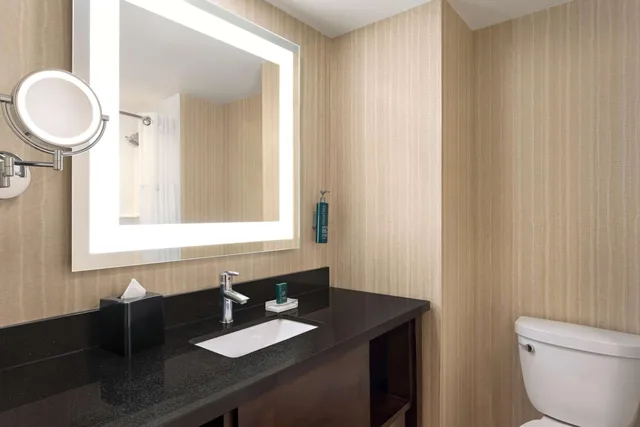غرفة بسرير كينج وسريرين كوين، DoubleTree by Hilton Pointe Claire Montreal Airport West 7/8