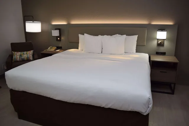 Room, King Bed, Comfort Inn & Suites Syracuse-Carrier Circle 4/8