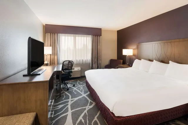 Room, King Bed, Bathtub, Accessible, Best Western Mcminnville Inn 1/4