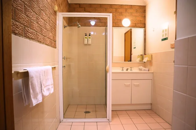 غرفة عائلية بسرير كوين وسريرين فرديين، AALANA MOTOR INN 5/7
