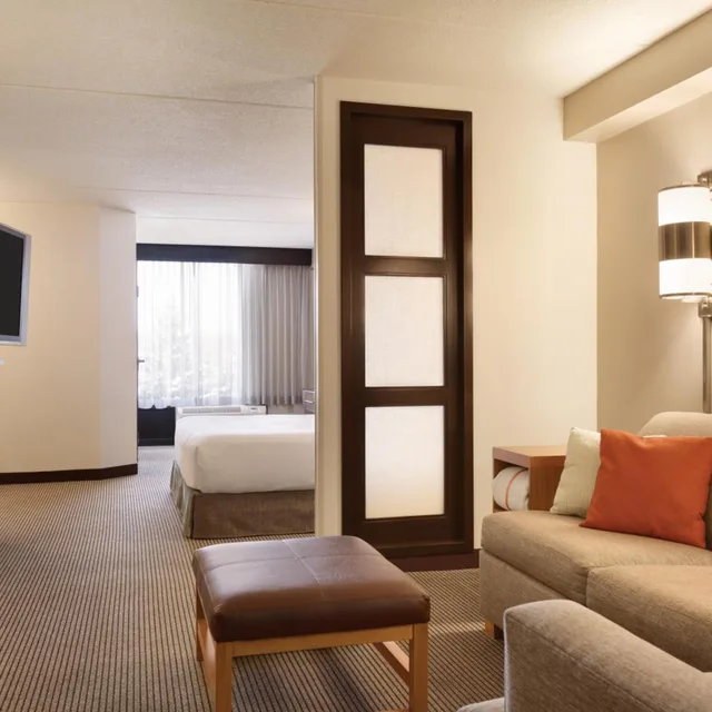 غرفة بسرير كينج مع أريكة لذوي الإعاقة، Hyatt Place Fort Worth Cityview 2/4