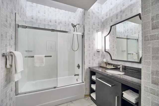 غرفة قياسية بسرير كينج مع أريكة، Hotel Indigo Cleveland Downtown 8/8