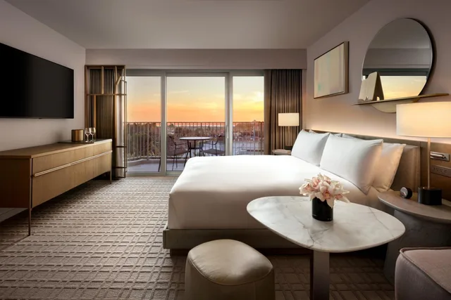 Deluxe, King Bed, Sunset View, Balcony، Fairmont Century Plaza Los Angeles 2/7
