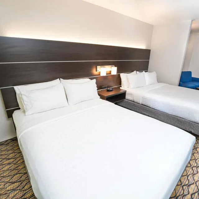 غرفة قياسية بسريرين كوين مع أريكة لذوي الإعاقة، Holiday Inn Express Hotel And Suites Springfield Medical District 1/10