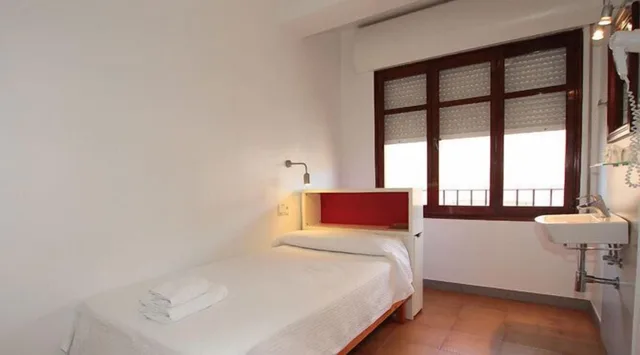 غرفة مفردة بسرير فردي بحمام مشترك، Apartamentos Ripoll Ibiza 1/6