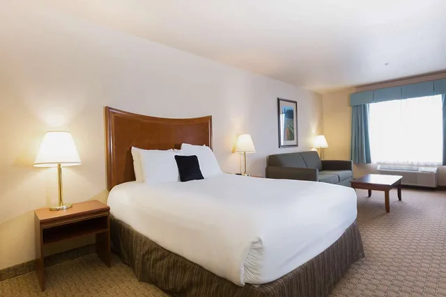 Family Suite, 2 Beds, Red Lion Inn & Suites McMinnville 1/2