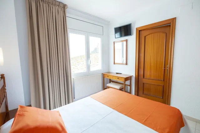 غرفة قياسية ثلاثية بسرير مزدوج وسرير فردي، Risech Hotel 3/9