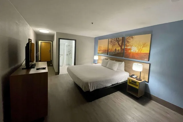 غرفة بسرير كينج، Days Inn By Wyndham Shawnee 1/2