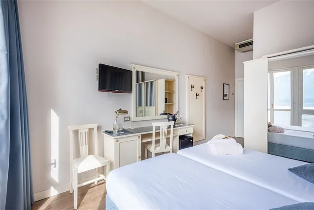 غرفة كومفورت بسرير مزدوج بإطلالة على البحيرة، HOTEL SPLENDID PALACE 1/2