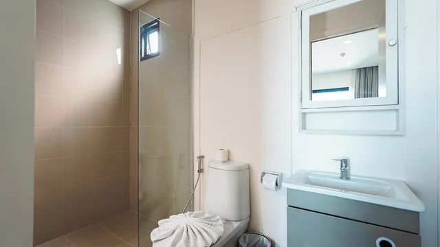 غرفة بسرير كينج وسرير فردي بإطلالة على البحر بغرفتي نوم، DLUX Condominium 9/10