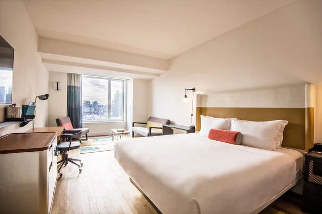 غرفة بريميوم بسرير كينج بإطلالة على المدينة في طابق مرتفع، Hotel Indigo Lower East Side New York 2/10