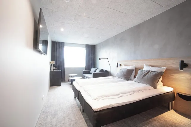 غرفة سوبيريور بسرير كينج بإطلالة على البحر مع أريكة، Hotel Djurhuus 4/6