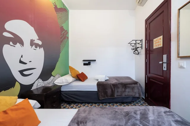 غرفة بسريرين منفصلين بحمام مشترك، Home Youth Hostel 3/8