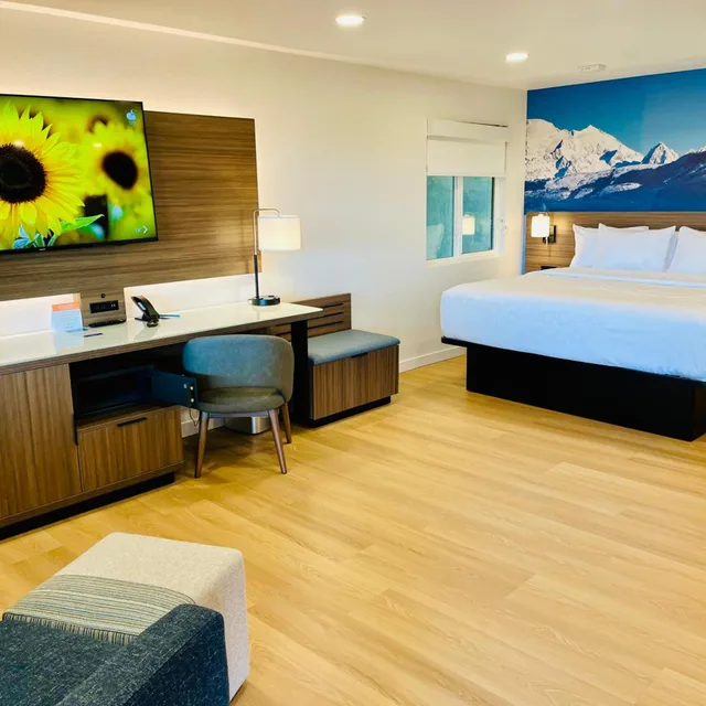 Efficiency, King Bed، Clarion Pointe Mount Vernon - Burlington WA 3/4