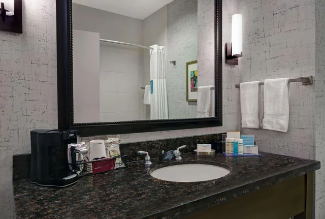 Room, Double Bed, Hampton Inn & Suites Austin At The University / Capitol 4/5
